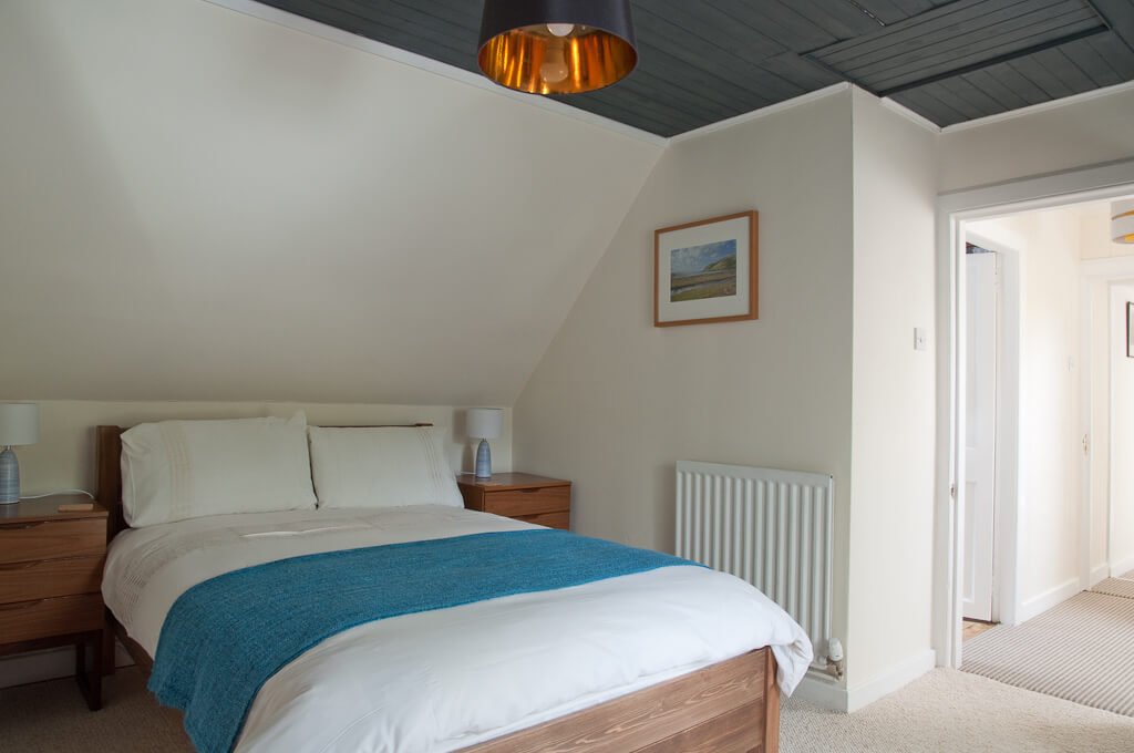 The rear of the house can be treated as a small suite with its own snug and shower room.
